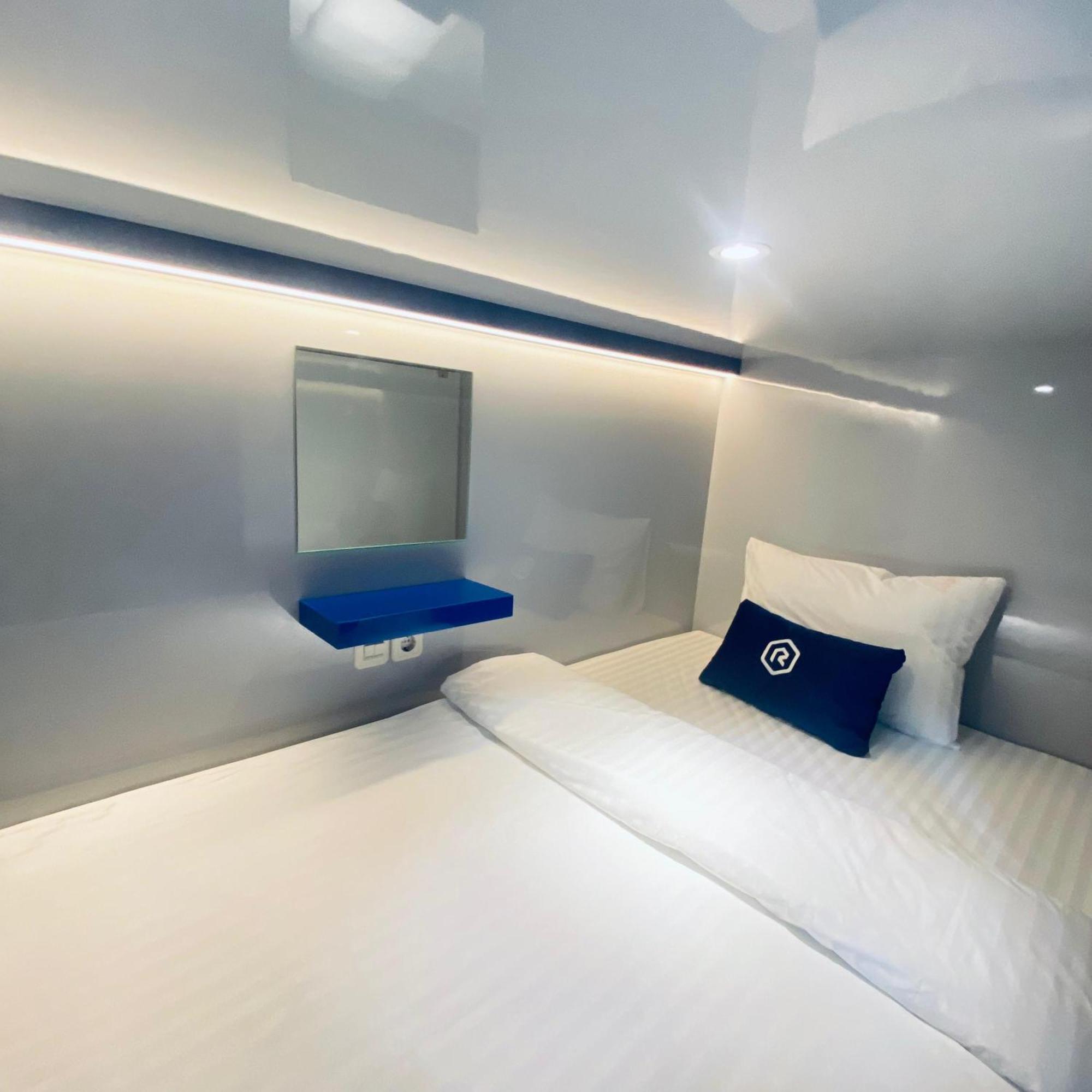Rosalyne Sleepbox Malioboro 3 Hotel Yogyakarta Bagian luar foto