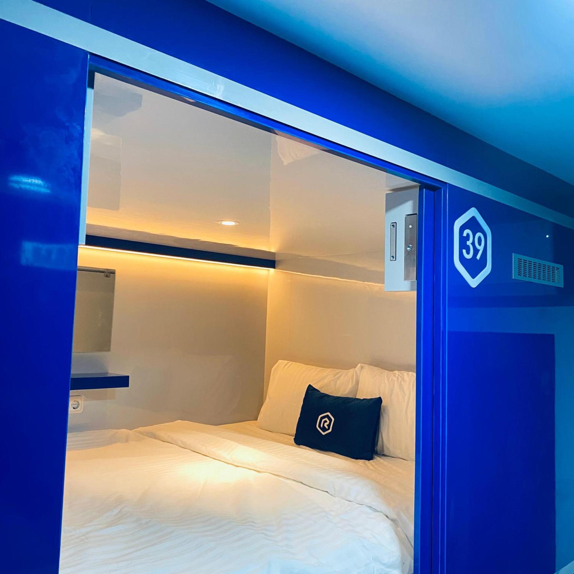 Rosalyne Sleepbox Malioboro 3 Hotel Yogyakarta Bagian luar foto