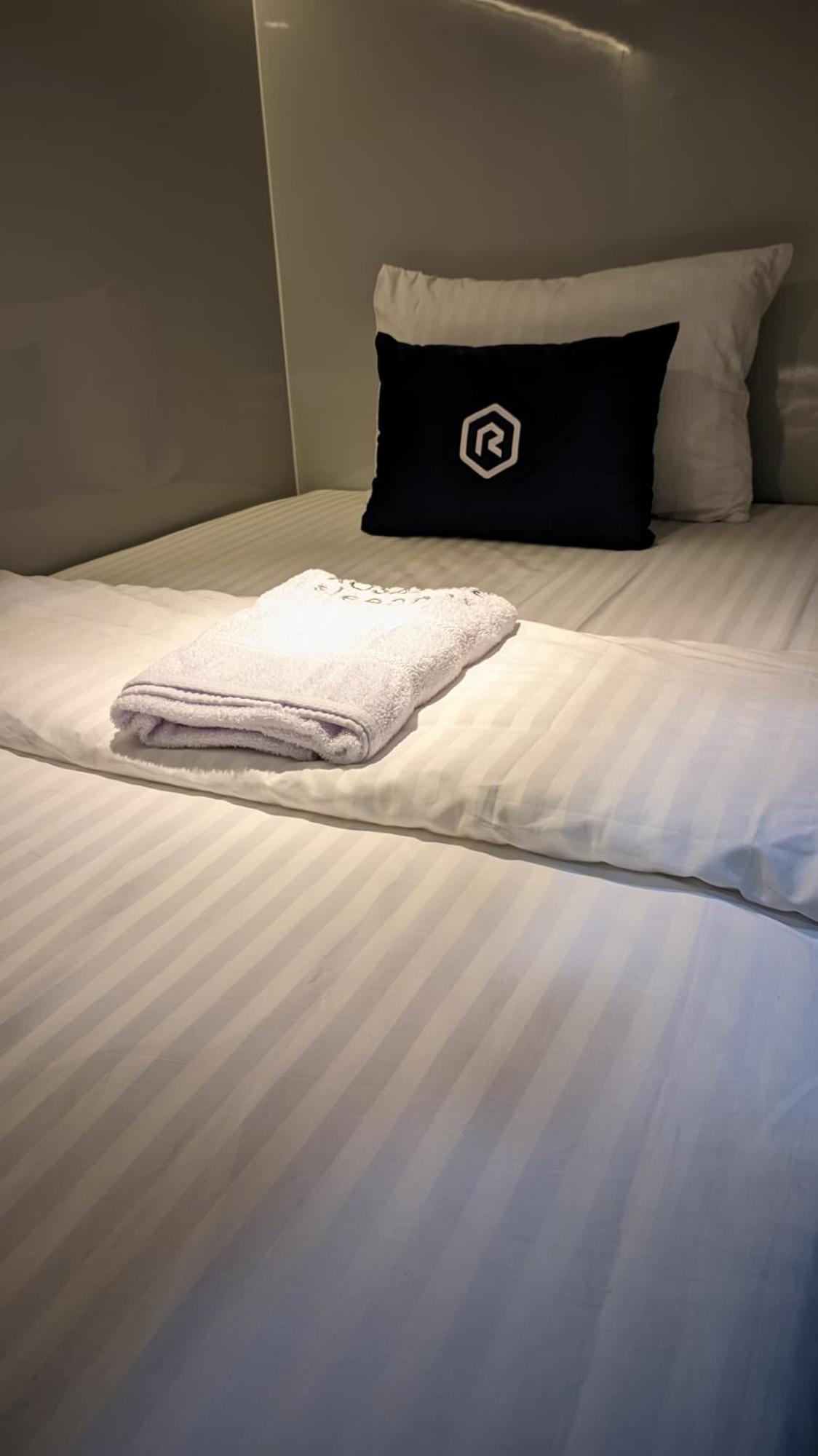 Rosalyne Sleepbox Malioboro 3 Hotel Yogyakarta Bagian luar foto